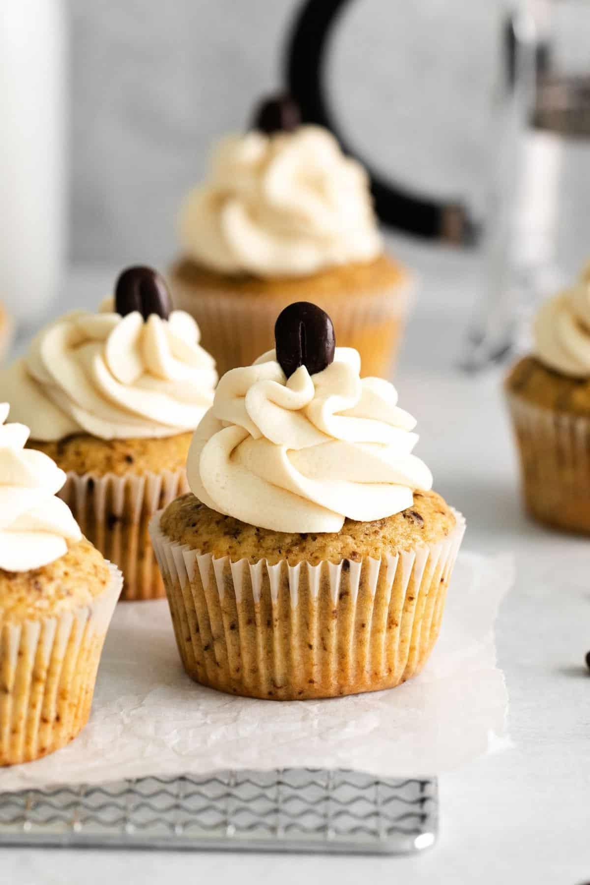 Cupcakes al caffè 6 muffin all'espresso con glassa al caffè e chicco di caffè