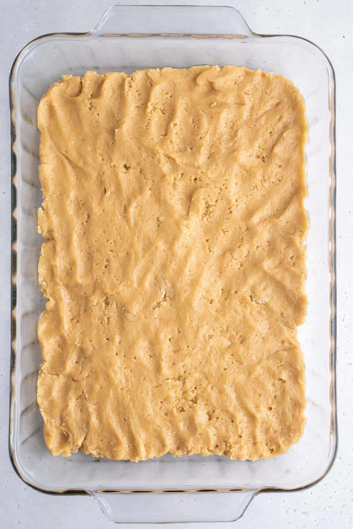 Brownies al Budino di Banana 6 Impasto blondie pressato in uno strato piatto in una teglia trasparente