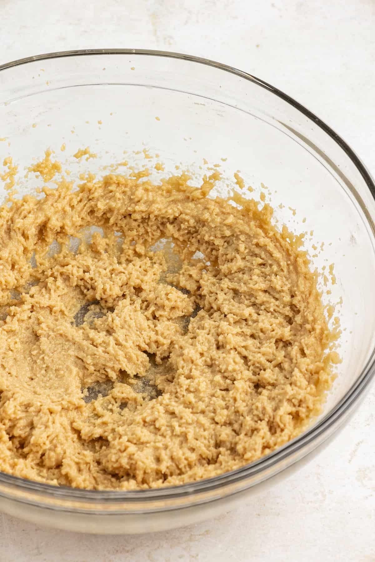 **Semplice Impasto per Biscotti Commestibile** 6 brown sugar, granulated sugar, butter, vanilla extract and salt creamed together in a clear glass bowl