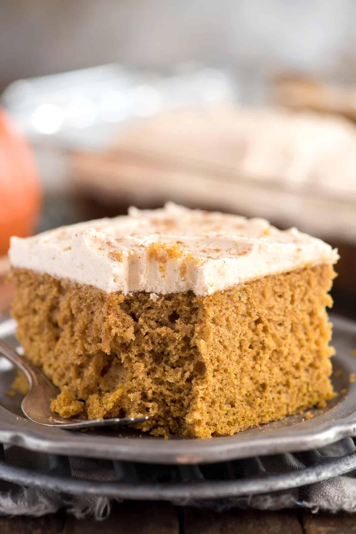 Facile Torta di Zucca da Mix 6 fetta di torta di zucca su piatto di metallo con zucca sullo sfondo