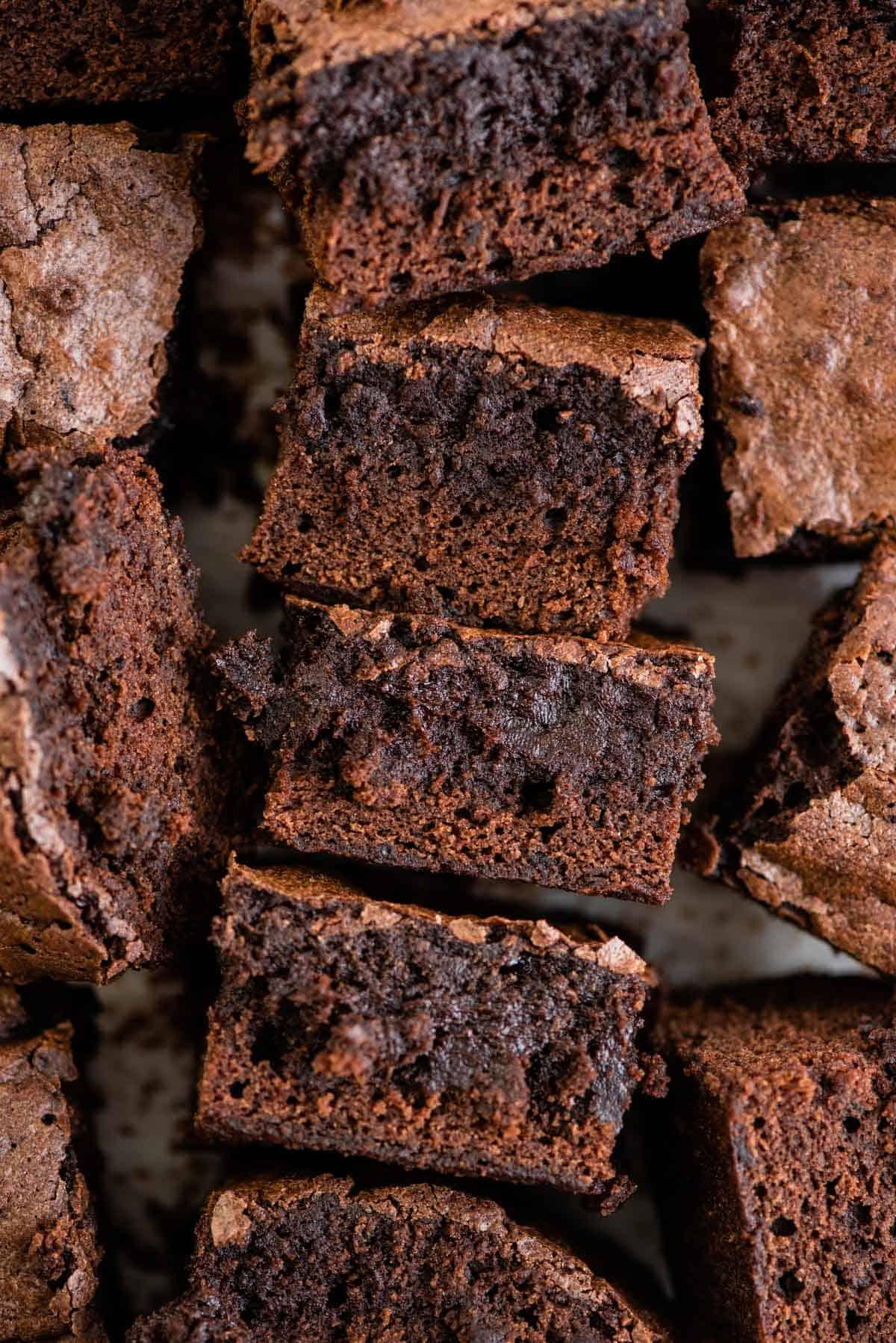 Brownies tagliati a quadrati disposti a griglia