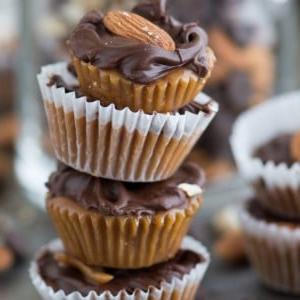 Bocconcini al Toffee 6 Bocconcini di toffee alle mandorle fatti in casa in un mini stampo per muffin, geniale! La migliore caramella fatta in casa! Ottima per le feste e come regalo.