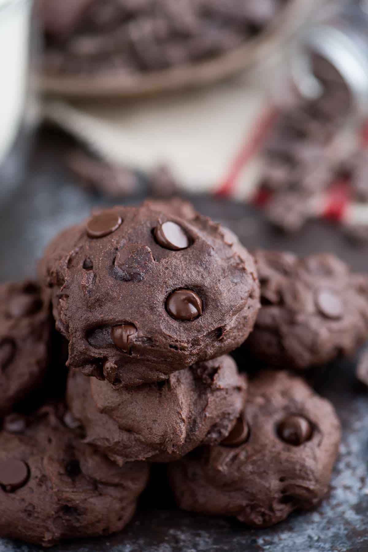 Biscotti Sani al Cioccolato Fondente e Olio di Cocco - Stimati a 150 calorie. Adoro che la ricetta richieda ingredienti comuni e senza zucchero raffinato, burro o olio! Pila di biscotti sani al cioccolato fondente e olio di cocco.