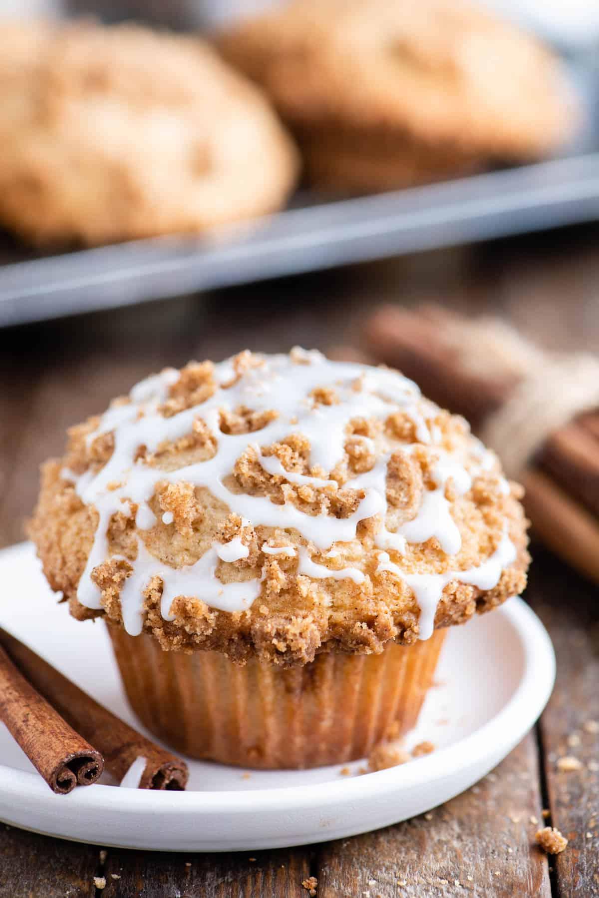 Muffin alla Sbriciolata 6 muffin al caffè con glassa di zucchero a velo su piatto bianco