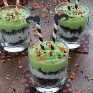 Budino Parfait della Strega Fusa 6 Festeggia Halloween con un parfait di budino. Mescola budino verde e aggiungi pezzi di brownie, panna montata e Oreo. Guarnisci il parfait con gambe di strega facili da realizzare!