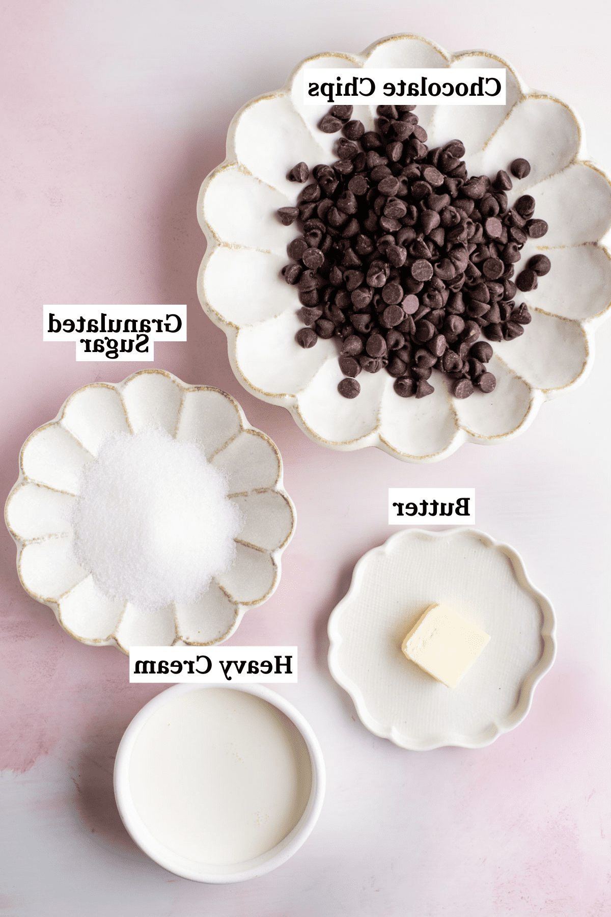 **Salsa Calda al Cioccolato Fondente** 6 Gli ingredienti per la salsa hot fudge, inclusi panna fresca, zucchero semolato, gocce di cioccolato semi-dolce e burro