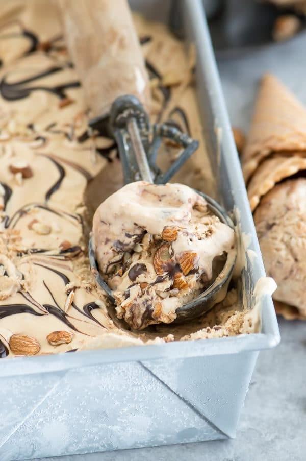 Consigli per un gelato moka mandorle e fudge perfetto senza gelatiera.