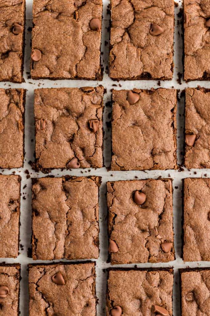 Barrette di biscotti da preparato per torte 6 rows of sliced chocolate cake bars