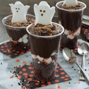 Parfait di Budino Fantasma 6 Festeggia Halloween con un parfait di budino! Aggiungi brownie, marshmallow, budino e le tue caramelle di Halloween preferite.