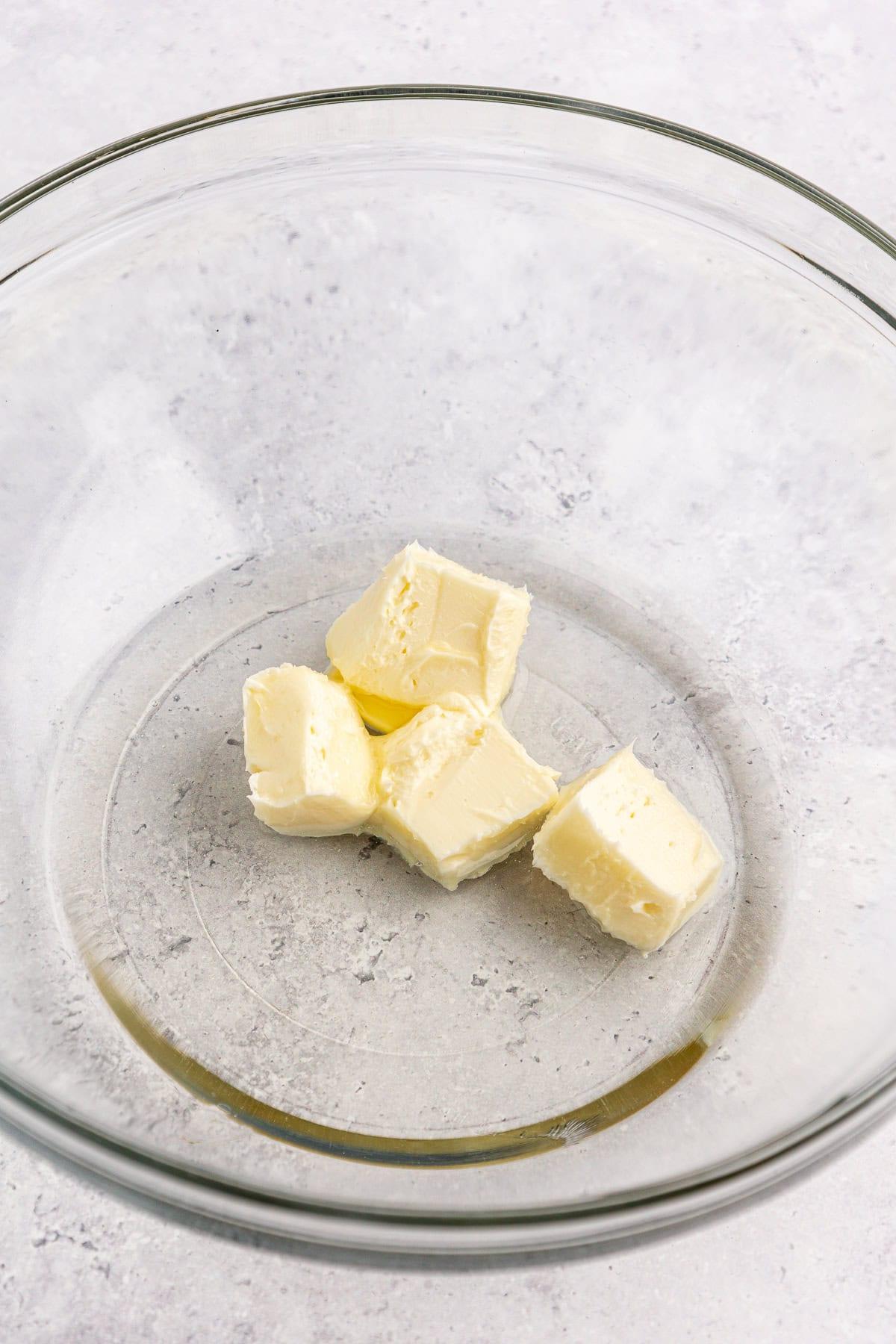 Dischetti alla menta piperita York fatti in casa 6 Cubetti di burro in una ciotola di vetro trasparente