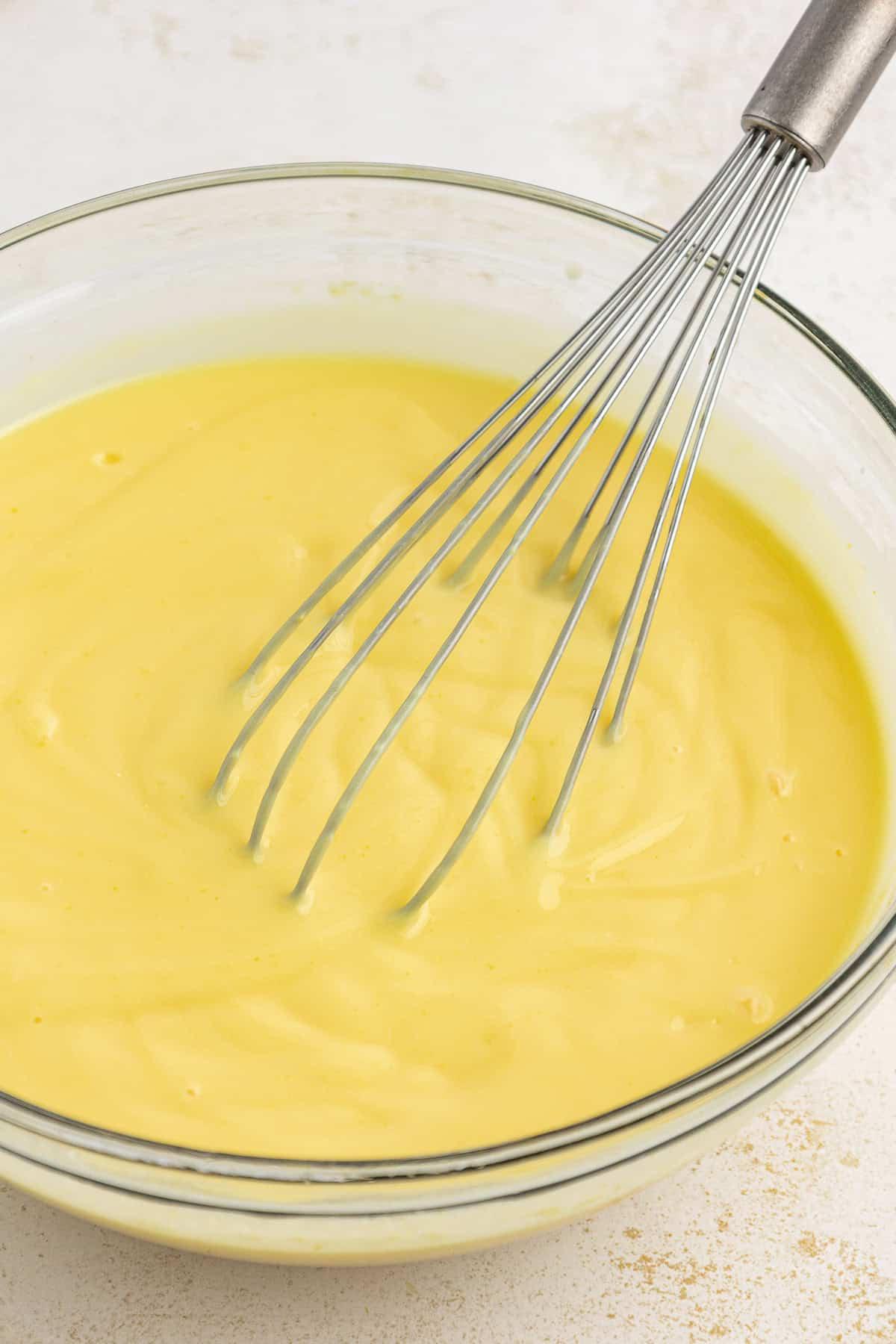 La migliore ricetta per la Torta al Fango 6 Budino istantaneo alla vaniglia mescolato in una ciotola di vetro trasparente con una frusta