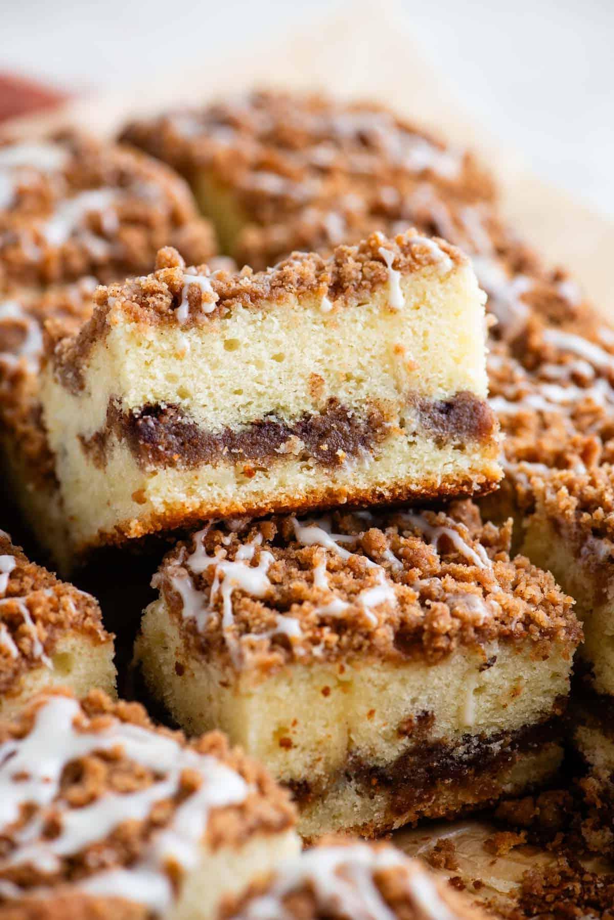Ricetta Torta Umida al Caffè 6 Fette di torta al caffè disposte l'una intorno all'altra con una impilata parzialmente inclinata sopra un'altra e altre tutt'intorno