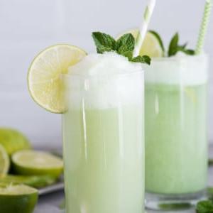 La nostra ricetta preferita per il Float al Sorbetto al Lime, con 2 ingredienti segreti che lo rendono incredibilmente GUSTOSO! Inoltre, potete riutilizzare questa ricetta del float al sorbetto al lime in estate o sarebbe divertente servirla a un baby shower!