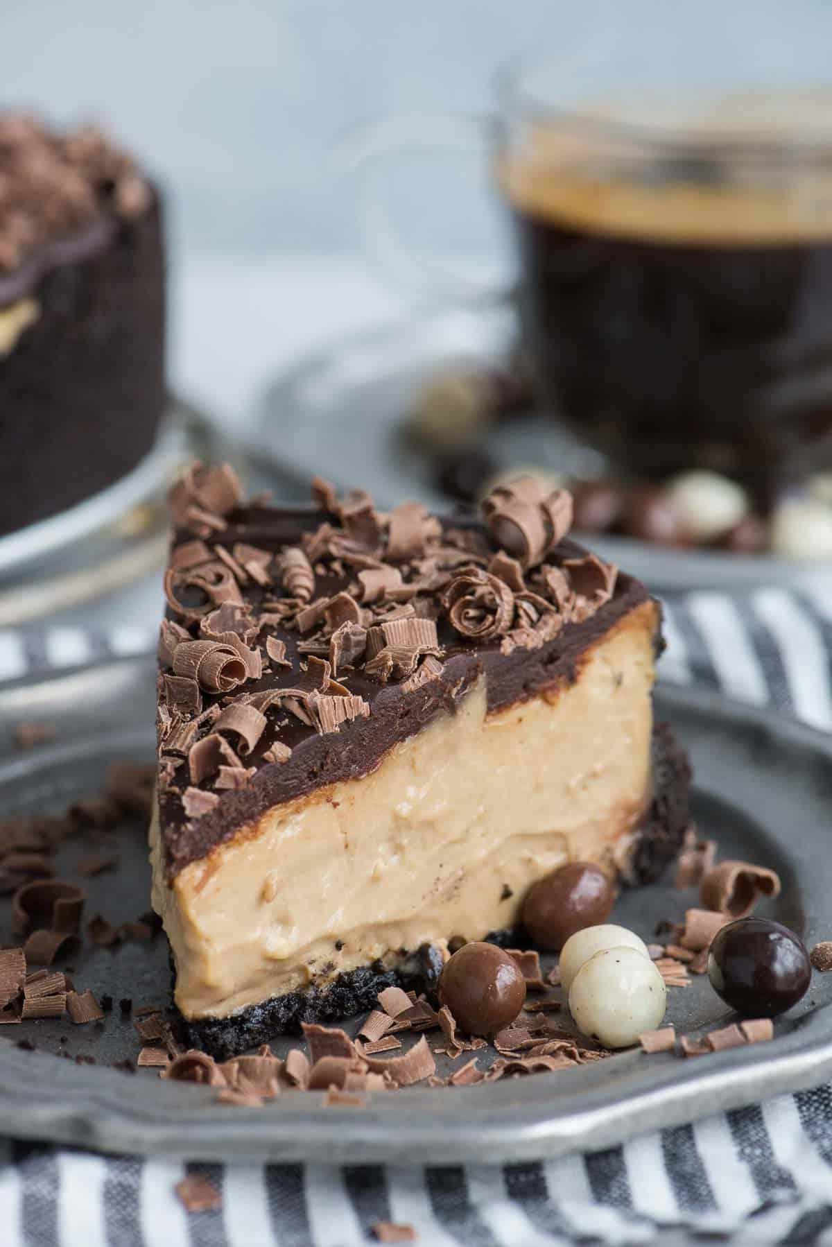 Cheesecake al Caffè 6 fetta di cheesecake al caffè su piatto in metallo