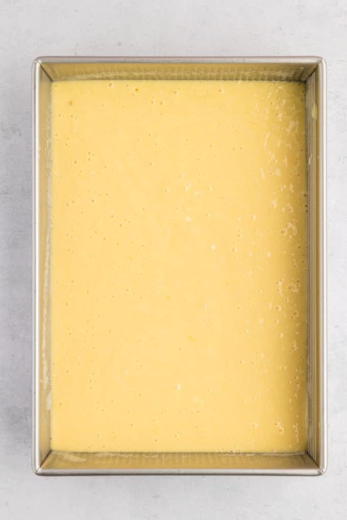 impasto per torta in una teglia rettangolare
