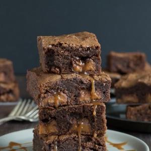 Brownies al cioccolato fondente ripieni di Rolo: incredibilmente morbidi e gocciolanti di caramello!