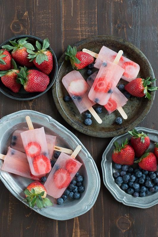 Ghiaccioli al limone e frutti di bosco: perfetti per l'estate con fragole e mirtilli freschi!