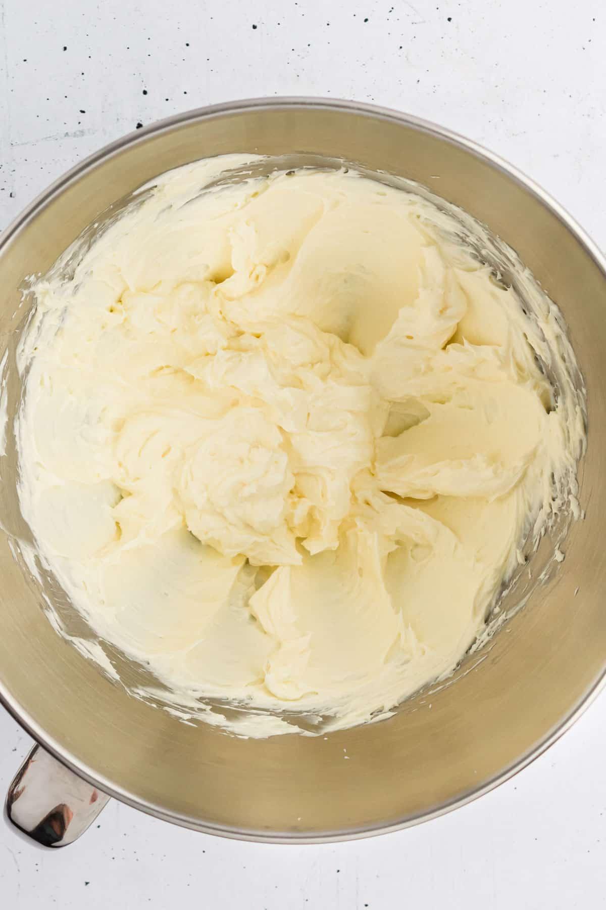 **Glassa al formaggio cremoso alla cannella** 6 La base per la glassa di formaggio cremoso in una ciotola di miscelazione in metallo