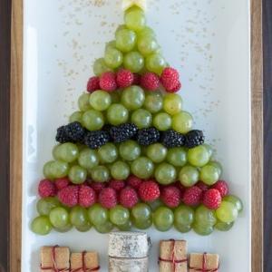 Albero di Natale di Frutta 7 Crea un piatto di frutta salutare per Natale a forma di albero di Natale usando una mela, uva, lamponi, more e biscotti Graham!