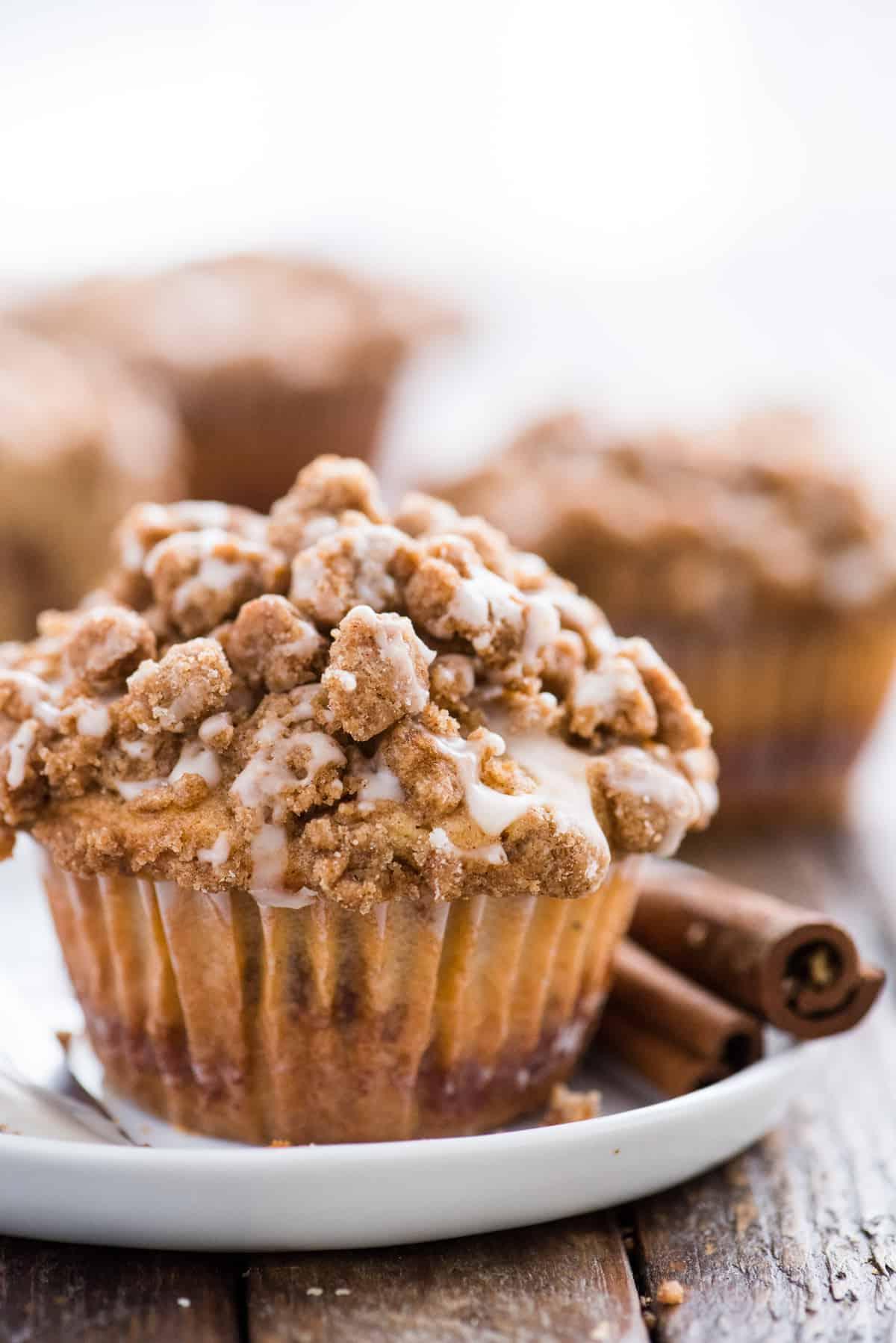 Ricetta della Copertura Sbriciolata 7 muffin alla torta da caffè con copertura streusel su piatto bianco