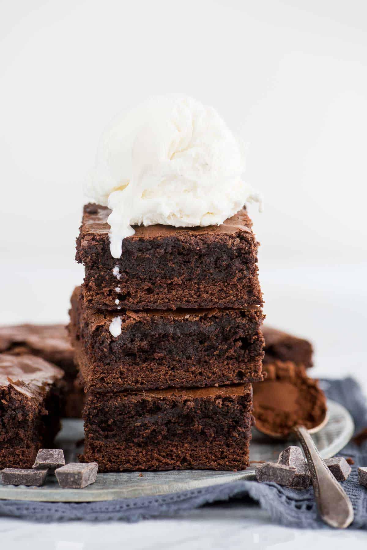Tre brownies impilati con una pallina di gelato alla vaniglia sopra