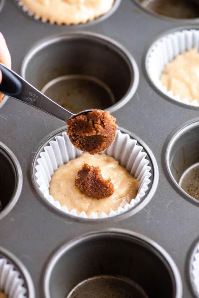 Muffin alla Sbriciolata 7 aggiunta dello strato di cannella ai muffin al caffè