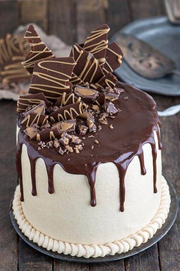 Questa ricetta di torta al cioccolato e burro di arachidi è STUPEFACENTE! Torta al cioccolato abbinata a crema al burro di arachidi e ricoperta di ganache al cioccolato.