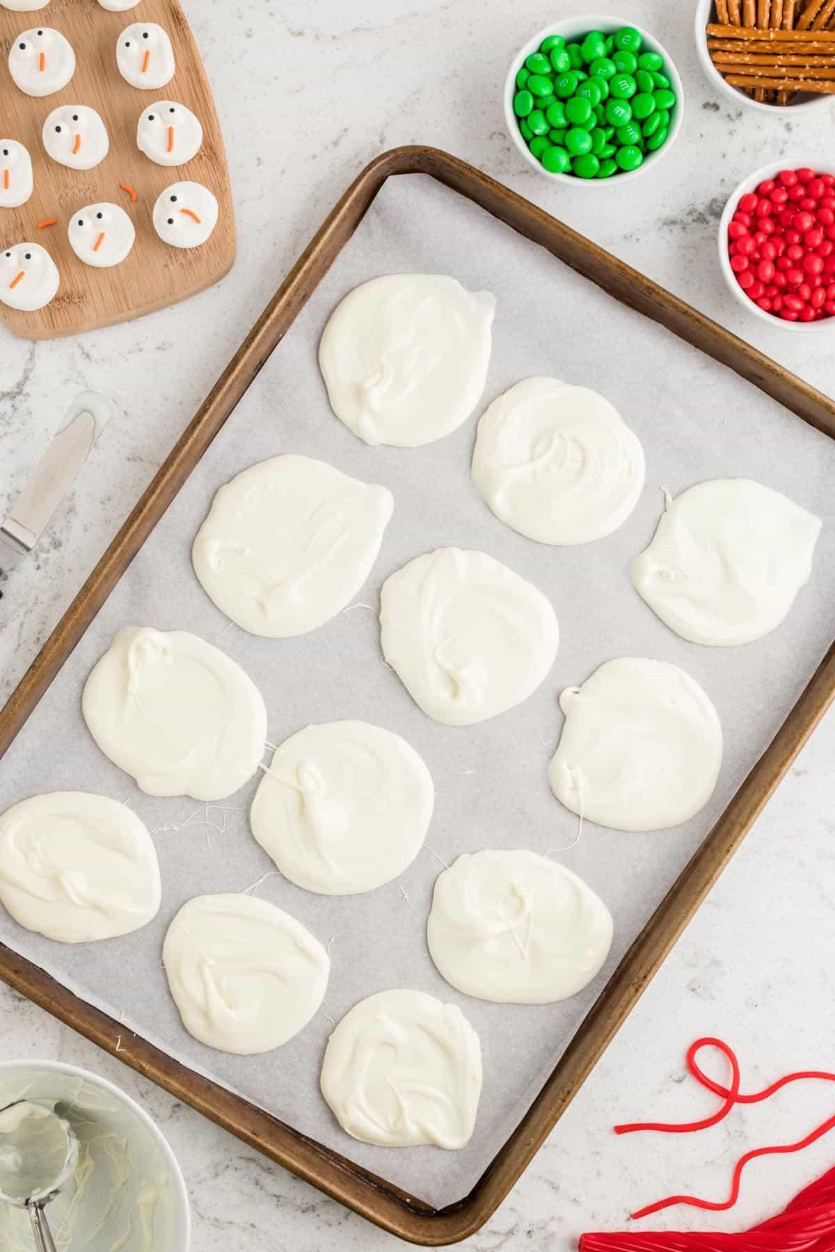 cioccolato bianco fuso steso in forma su carta forno