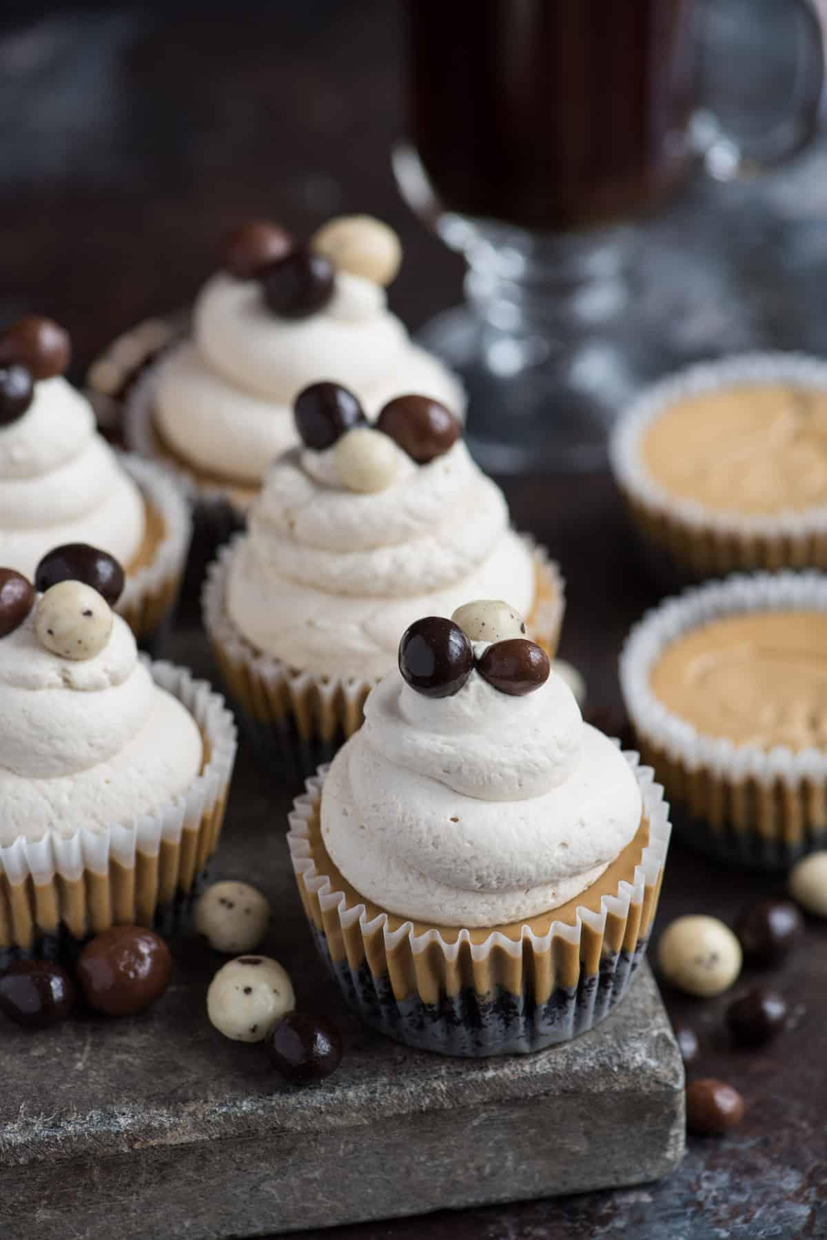 Questa è una ricetta di mini cheesecake al caffè che piacerà a tutti e che userai più e più volte! L'intera ricetta richiede solo 7 ingredienti e la prepari in uno stampo per muffin di dimensioni normali! Inoltre, puoi fare una base di Oreo o una base di cracker Graham per queste mini cheesecake all'espresso. #minicheesecake #coffeecheesecake #minicoffeecheesecake #espressocheesecake #mochacheesecake Mini cheesecake al caffè su lastra di pietra con panna montata e chicchi di caffè espresso