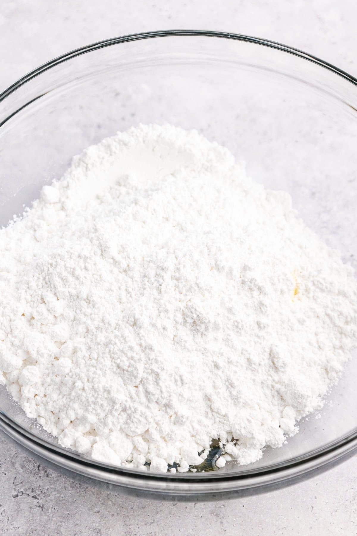 Dischetti alla menta piperita York fatti in casa 7 Zucchero a velo in una ciotola di vetro trasparente