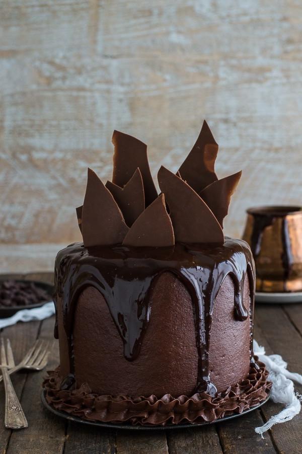 Torta al Cioccolato Cioccolato - Ricoperta di glassa. Torta al Cioccolato Cioccolato fatta in casa con frosting alla crema al burro al cioccolato su un piatto da portata.