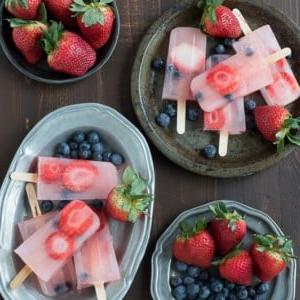 Ghiaccioli ai Frutti di Bosco e Limonata 7 Ghiaccioli al limone e frutti di bosco: perfetti per l'estate con fragole e mirtilli freschi!