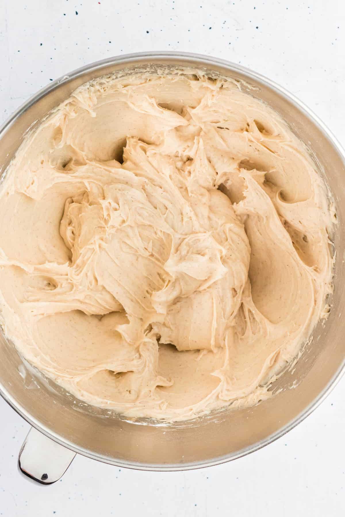 **Glassa al formaggio cremoso alla cannella** 7 Glaseado de queso crema con canela en un tazón grande que acaba de ser combinado