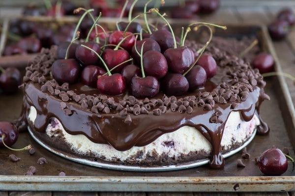 Cheesecake al cioccolato e ciliegie raffreddato