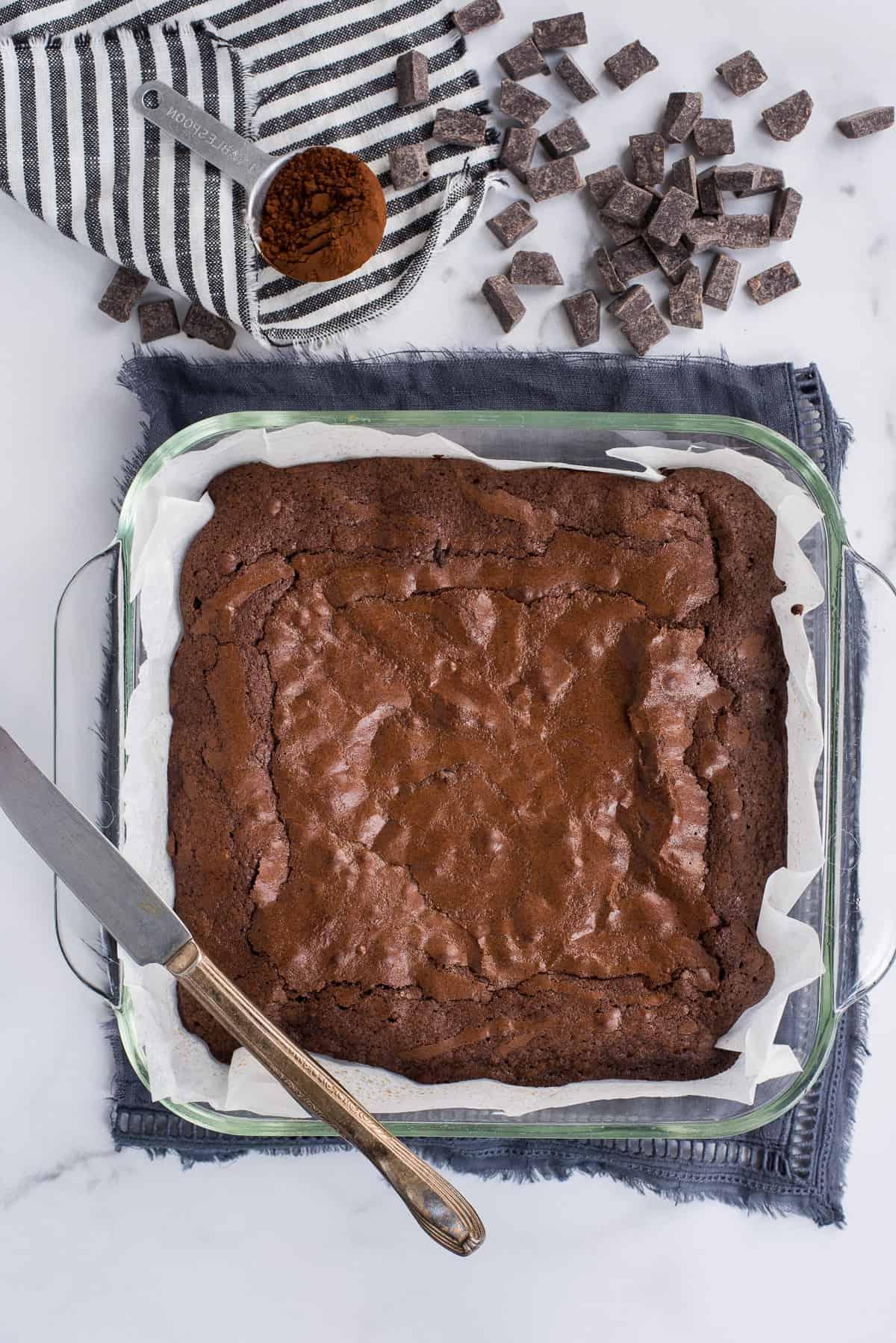 Brownies in teglia di vetro su sfondo bianco