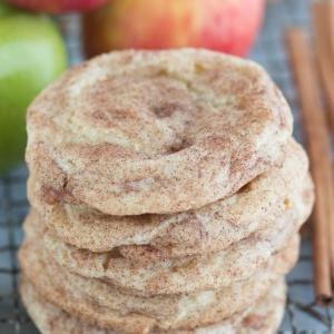 Snickerdoodles al Caramello e Mela 8 Snickerdoodle alle mele caramellate - una rivisitazione autunnale dei biscotti snickerdoodle! Questi hanno davvero il sapore di mela caramellata e ricordano quelle lecca-lecca verdi alle mele caramellate!