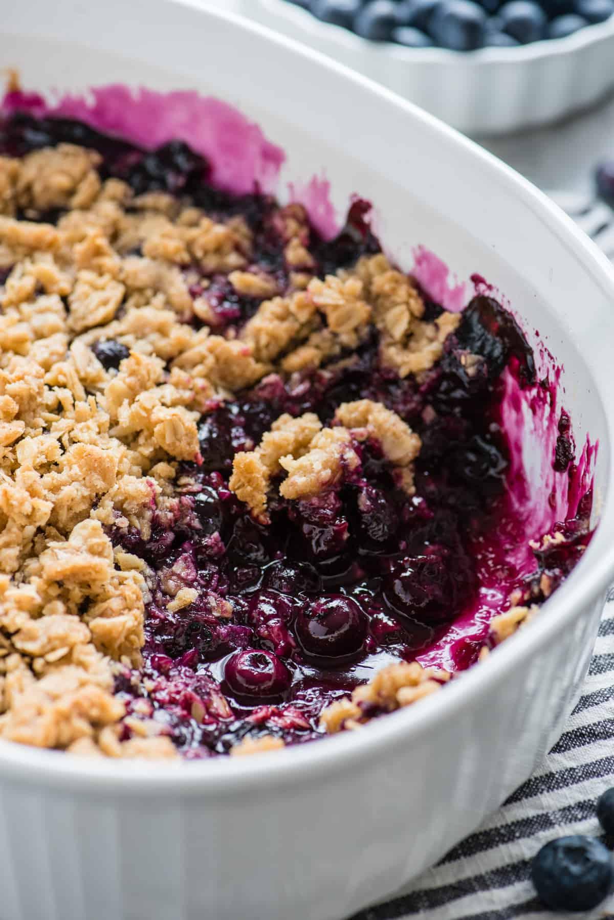 Crumble di Mirtilli Freschi 8 Crumble ai mirtilli in una teglia bianca