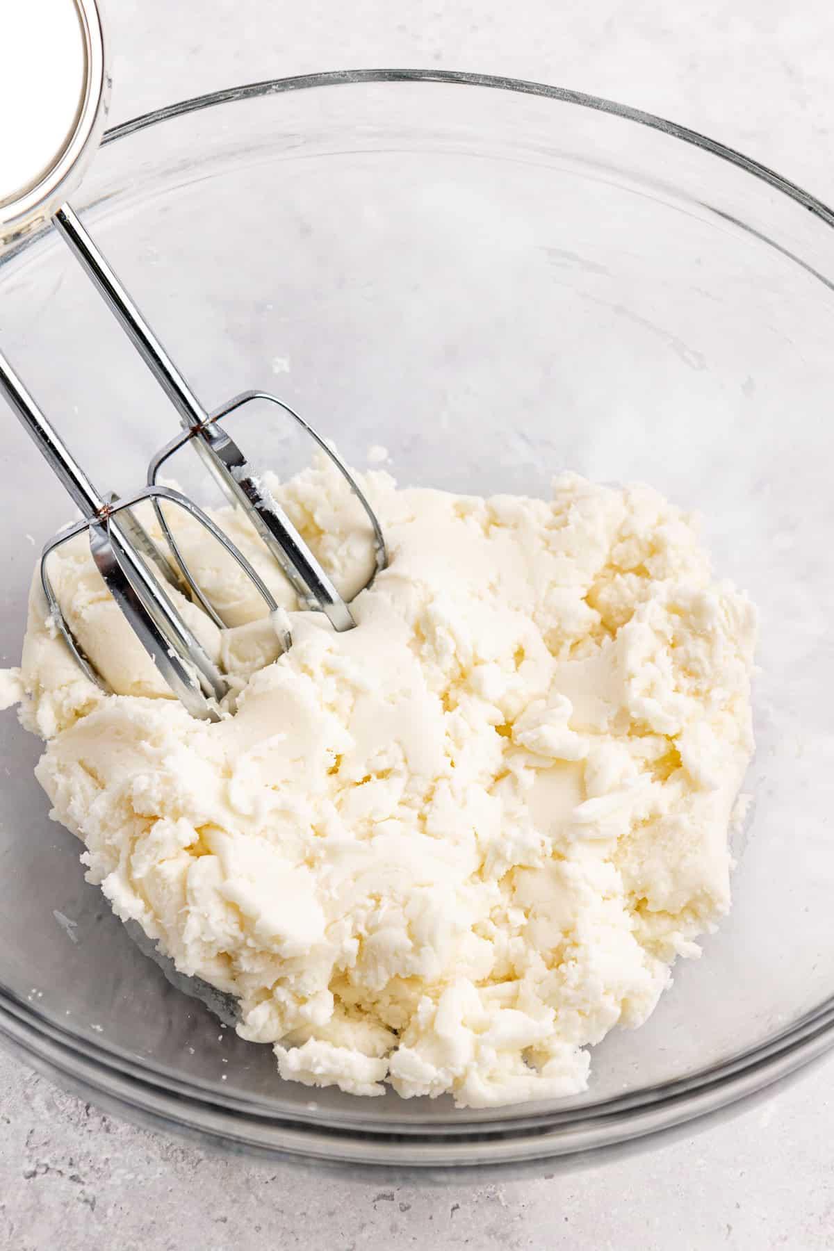 Dischetti alla menta piperita York fatti in casa 8 Ripieno di menta mescolato con un mixer elettrico in una ciotola di vetro trasparente