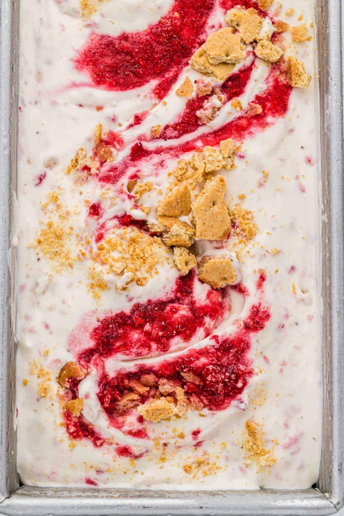 Migliore Gelato al Cheesecake alla Fragola 8 Ricetta gelato senza gelatiera in teglia da plumcake di metallo con purea di fragole e biscotti Graham in cima