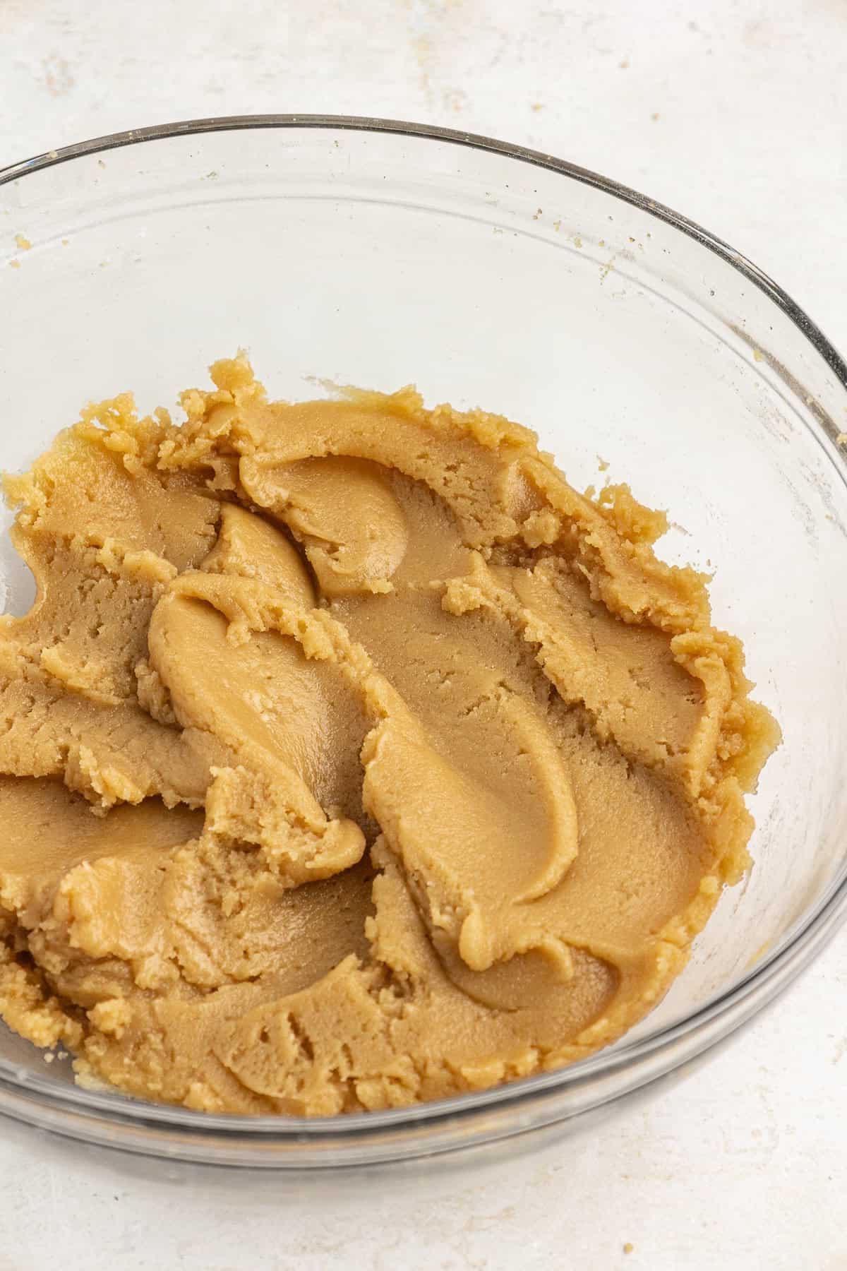 **Semplice Impasto per Biscotti Commestibile** 8 edible cookie dough base mixed together in a clear glass bowl