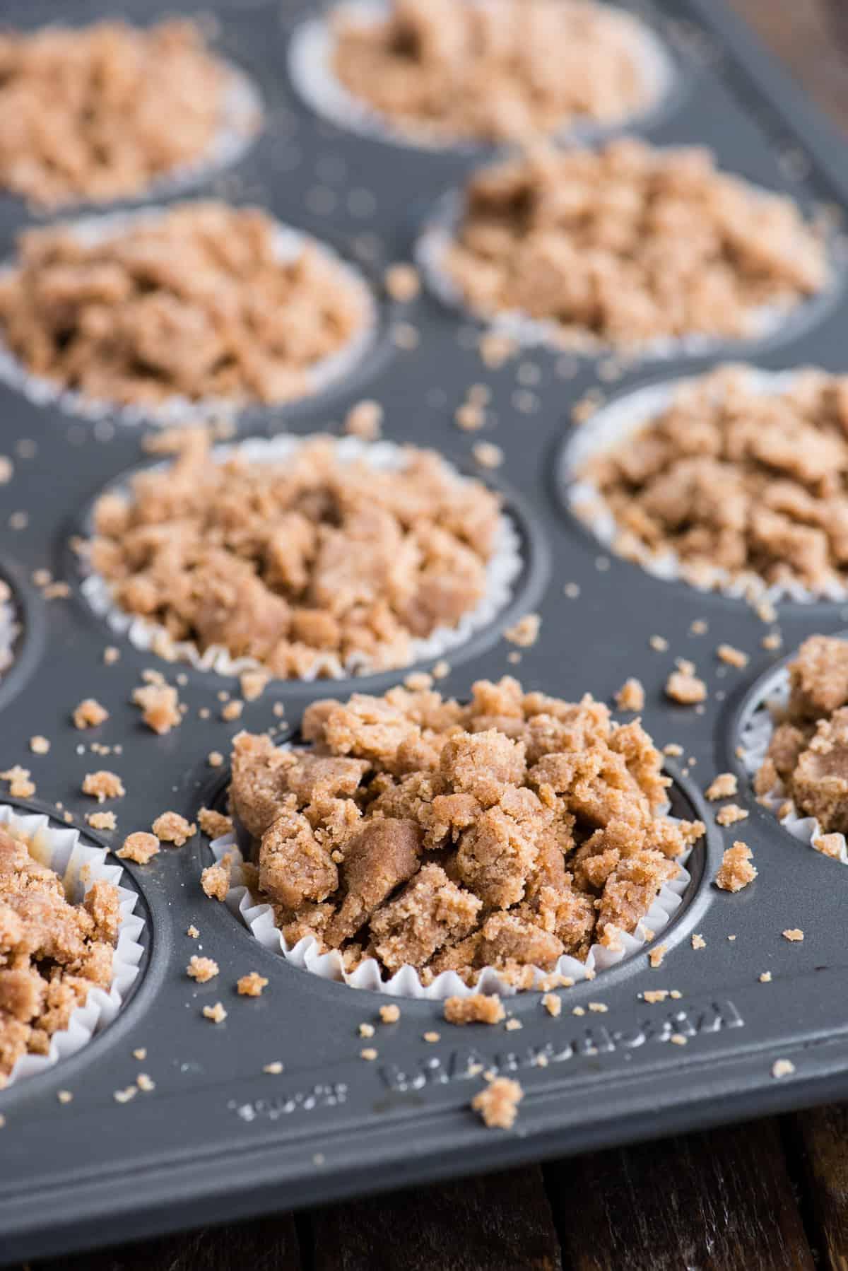 Ricetta della Copertura Sbriciolata 8 copertura sbriciolata ammucchiata in teglia di metallo per muffin