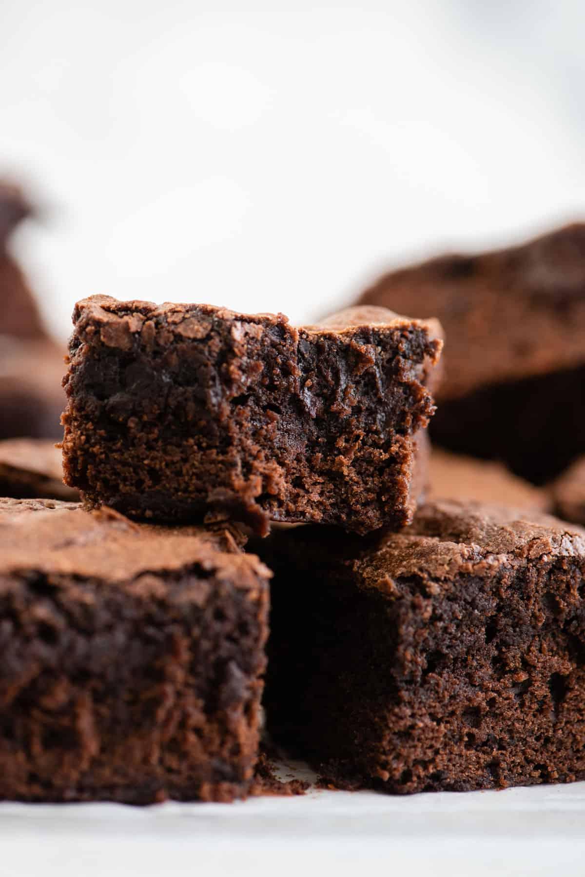 Brownies tagliati a quadrati impilati uno sull'altro
