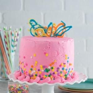 Questa torta rosa confetti con gocce di cioccolato è così divertente e colorata. Ci sono mini gocce di cioccolato all'interno della torta!