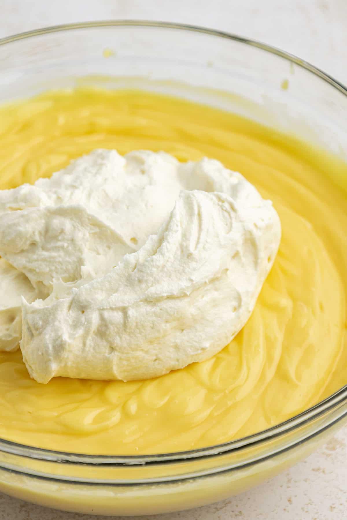 La migliore ricetta per la Torta al Fango 9 Miscela di budino alla vaniglia in una grande ciotola di vetro trasparente con sopra la miscela di crema di formaggio non ancora mescolata