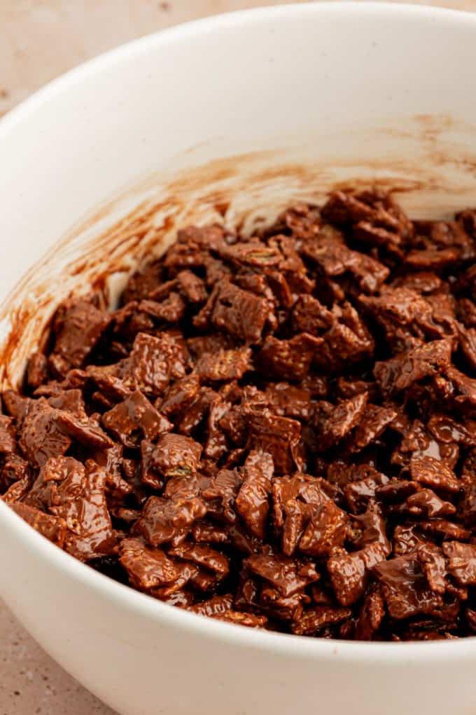 Cereali chex ricoperti da una miscela di cioccolato fuso in una ciotola bianca