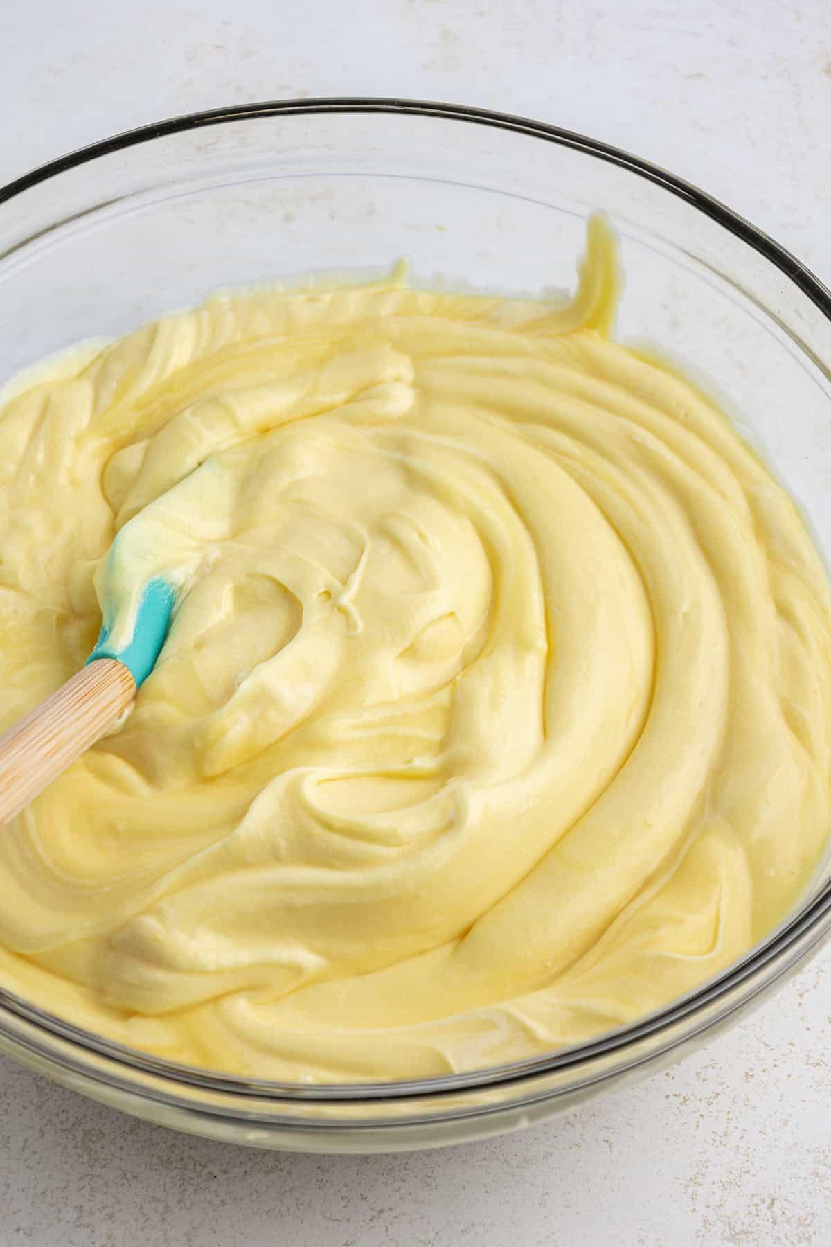 La migliore ricetta per la Torta al Fango 10 Ingredienti per lo strato di budino della torta di terra in una grande ciotola di vetro trasparente con una spatola