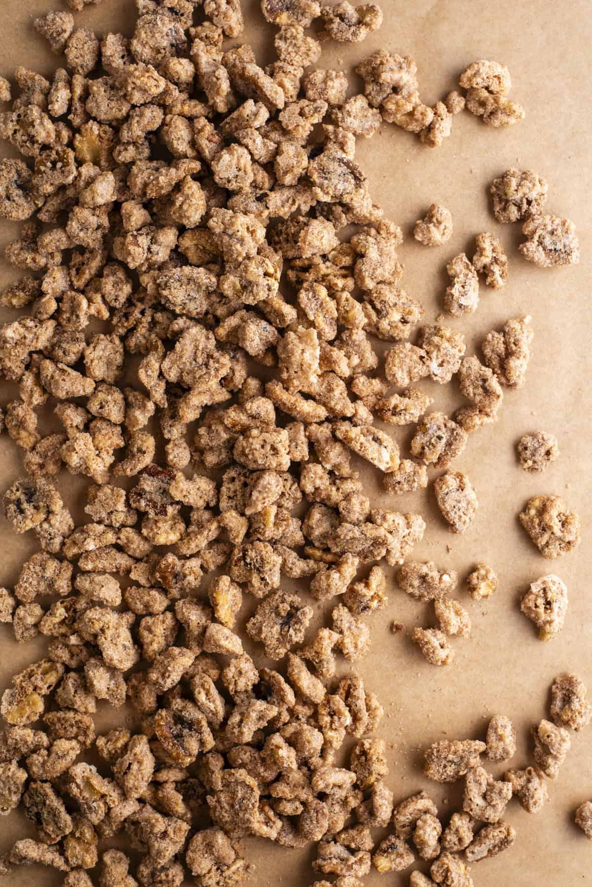 noci pralinate sparse su carta marrone