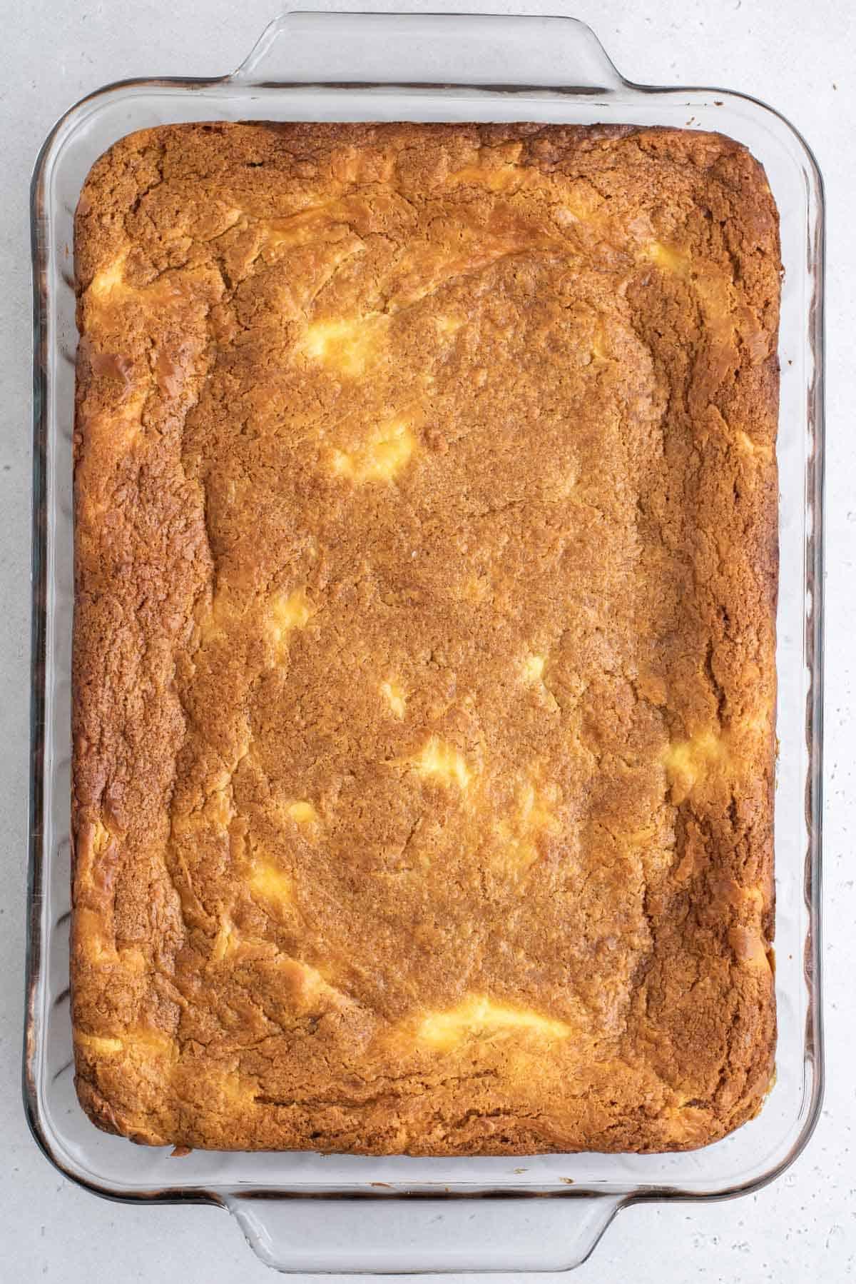 Brownies al Budino di Banana 10 Blondies al budino di banana in una teglia trasparente