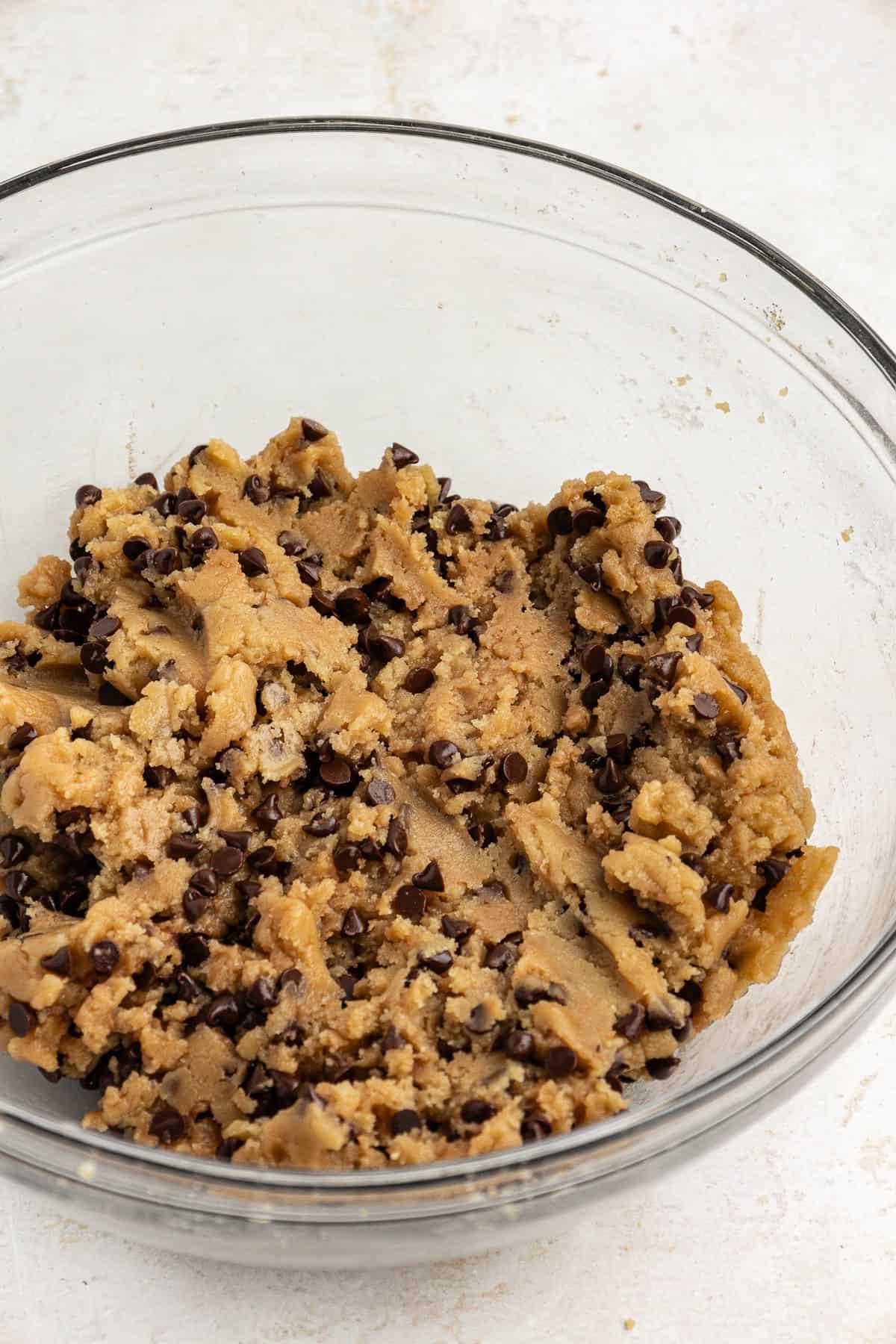**Semplice Impasto per Biscotti Commestibile** 10 chocolate chip cookie dough in a clear glass bowl