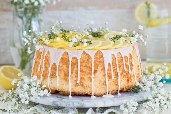 Fette di limone perfettamente tagliate e impilate, pronte per guarnire una torta